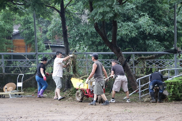 圖片標題:8.潘維大校長也在清掃行列