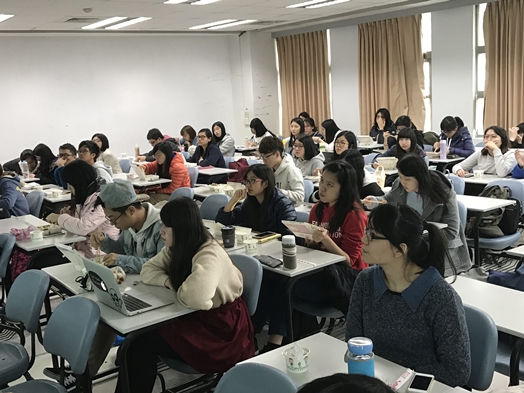 圖片標題:02懷抱交換夢的同學認真聽講