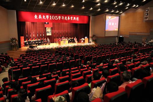 圖片標題:01東吳大學105學年度畢業典禮於6月10日至11日舉行，共計六場次。 (Copy)