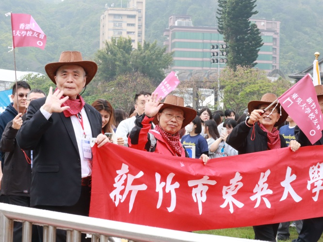 圖片標題:batch_圖八：開幕典禮各地區校友會進場