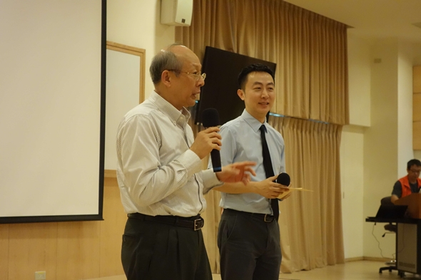 圖片標題:04 圖書館館長與鍾正道教授