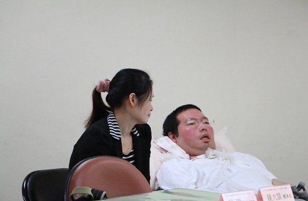 圖片標題:右為陳大謀理事長