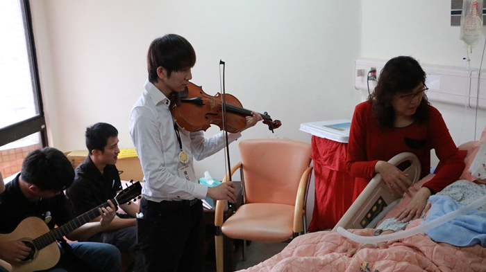 圖片標題:音樂系陳冠榮同學病房演奏