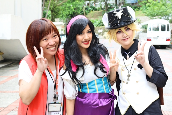 圖片標題:服務人員與coser合照