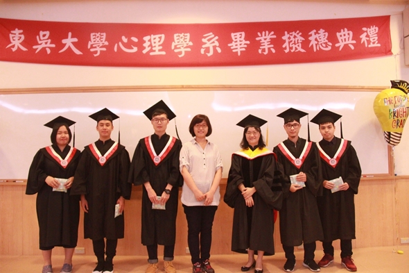 圖片標題:04徐儷瑜主任、曾幼涵老師與畢業生合影