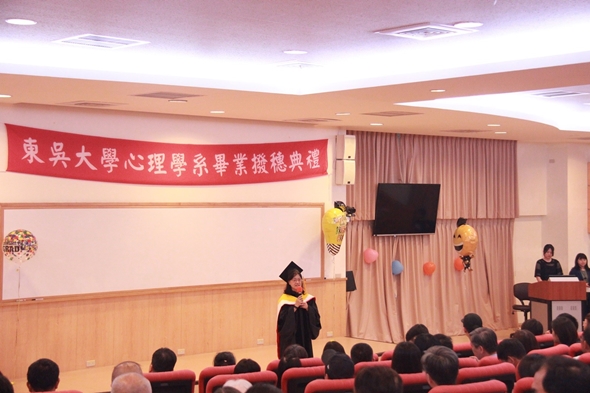 圖片標題:01系主任徐儷瑜老師引言，祝賀畢業生