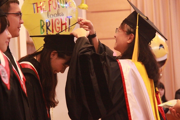 圖片標題:03徐儷瑜主任為所有畢業生撥穗，象徵學術完成