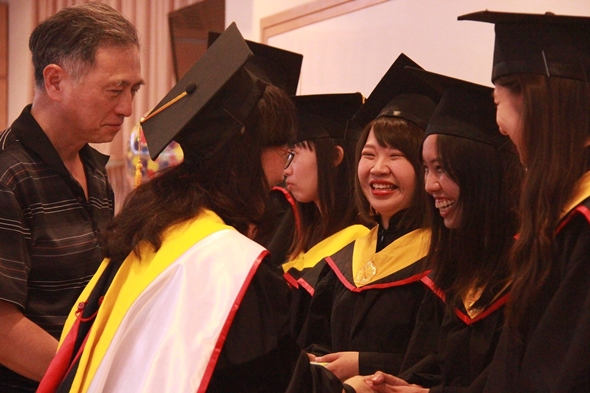 圖片標題:05撥穗時也不忘關心畢業生