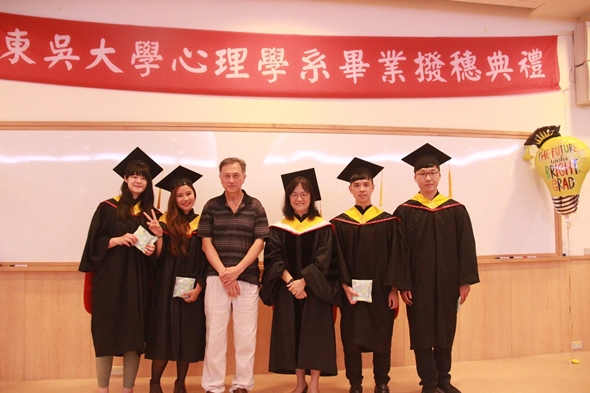 圖片標題:06徐儷瑜主任、王叢桂老師與畢業生合影