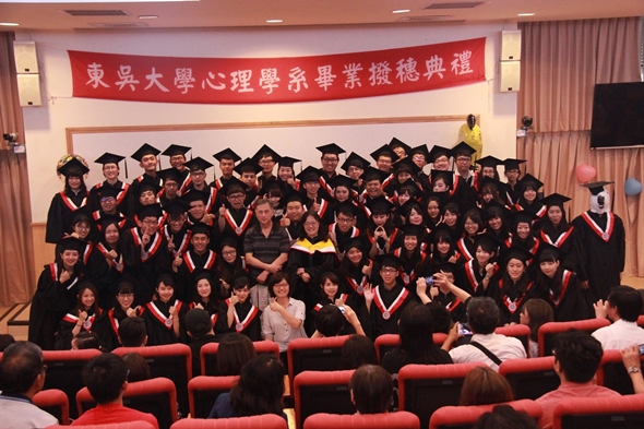 圖片標題:07全體大學部畢業生合影