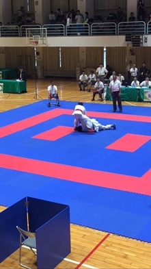 圖片標題:4.空手道一般男子組第一量級壓制對手