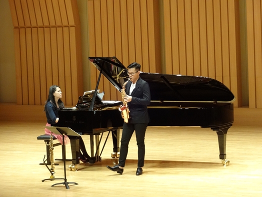 圖片標題:01 鄭仁萱（左）與沈子傑（右）合作無間的演奏畫面。