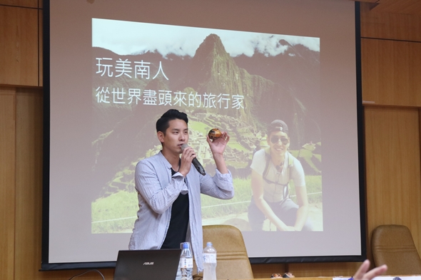 圖片標題:01 苗啟誠特地帶了秘魯的刻在南瓜上的貓頭鷹紀念品作為有獎徵答的禮物，希望能夠為大家帶來幸福。