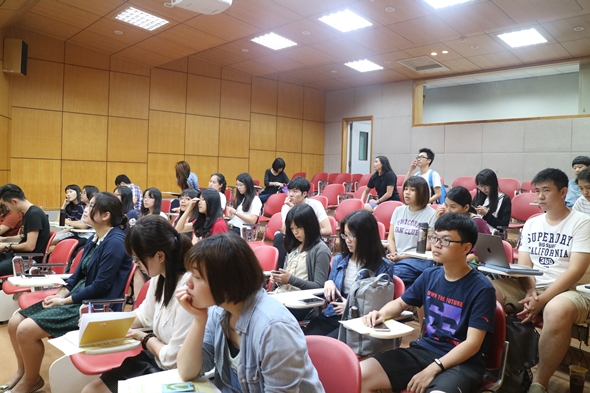 圖片標題:02 參與師生專心聆聽講座