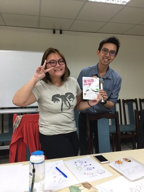 圖片標題:03講者盧思偉贈送同學自己著作的視覺筆記書