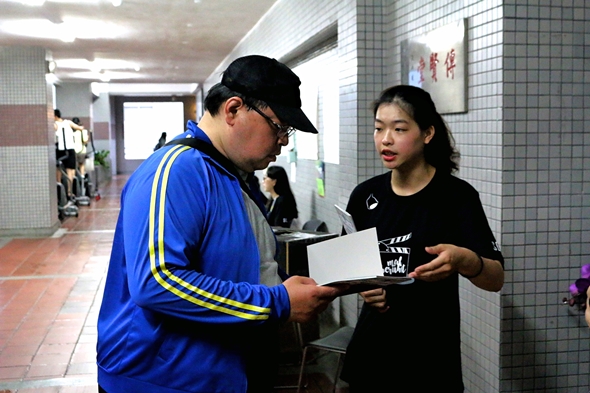 圖片標題:02 工作人員講解節目事宜