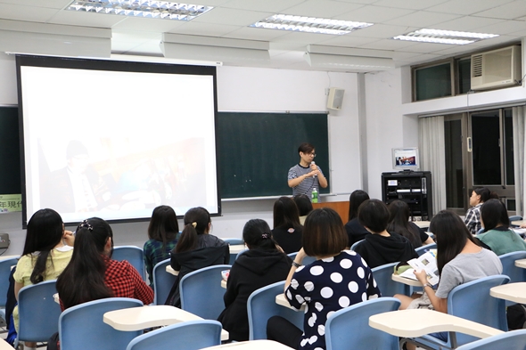 圖片標題:圖三： 同學們專心聽講