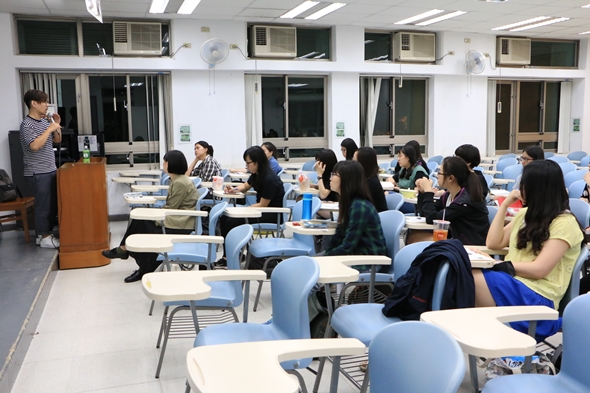 圖片標題:圖六： 同學們專心聽講