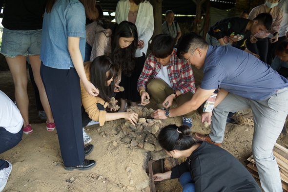 圖片標題:02七手八腳堆土窯
