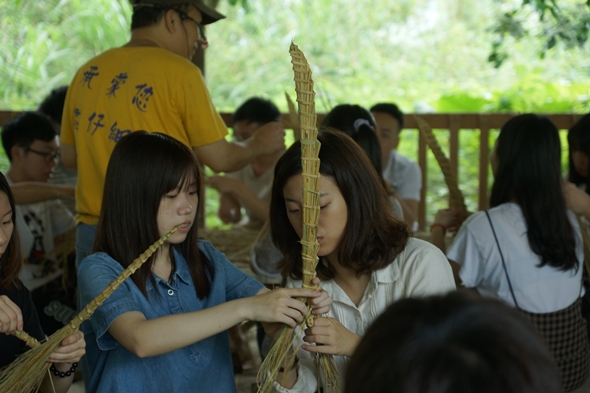圖片標題:04稻草在手樂趣無窮