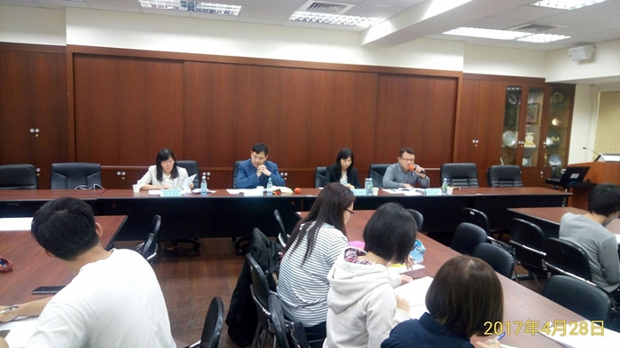 圖片標題:01與會貴賓(左到右)：與談人陳淑芳老師、主持人程明修老師、主講人李寧修老師、與談人陳信安老師