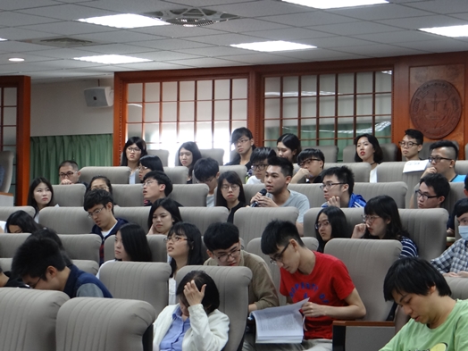 圖片標題:10同學參與討論