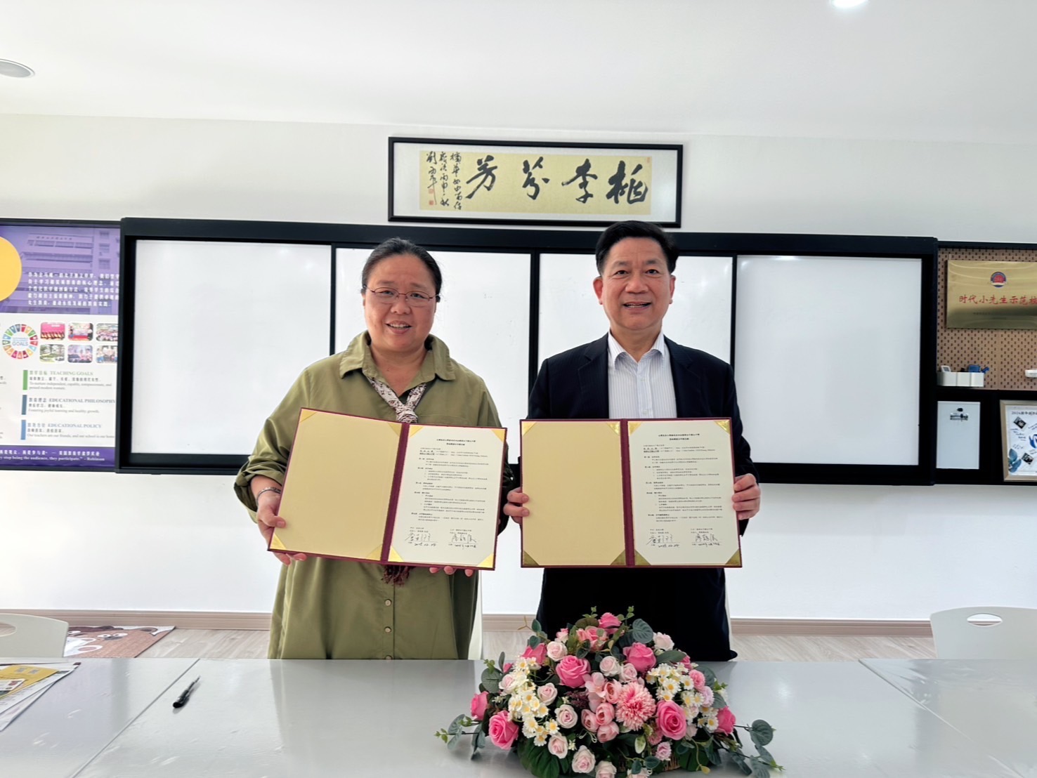 圖片標題:1._檳華女子獨中廖靜儀校長簽約