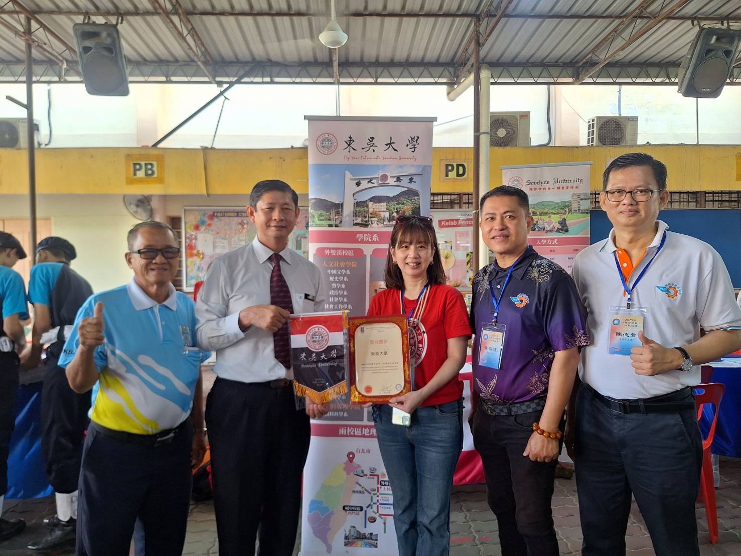 圖片標題:3._與SMK_BAGAN_JAYA校長合影