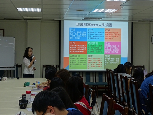 圖片標題:圖一：簡佳璽講師認真演講畫面