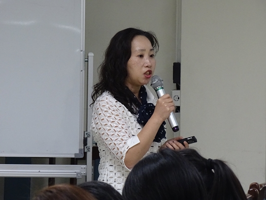 圖片標題:圖三：簡佳璽講師專注於講題的神情