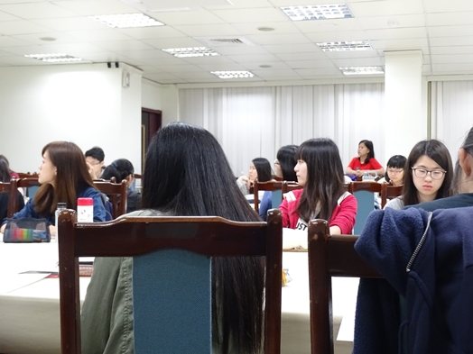 圖片標題:圖六：同學專注於演講內容