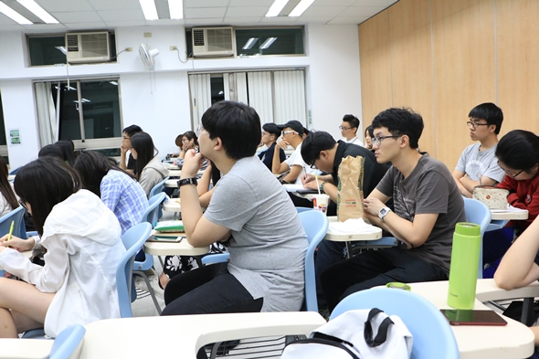 圖片標題:圖三： 同學們專心聽講