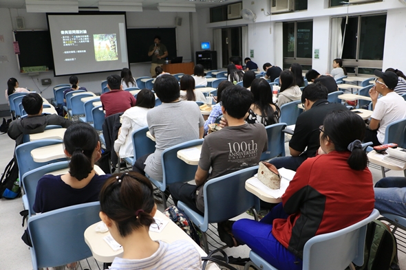 圖片標題:圖五： 同學們專心聽講