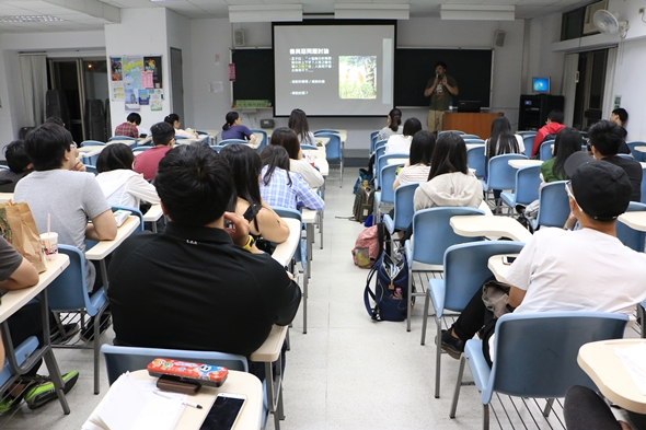 圖片標題:圖四： 同學們專心聽講