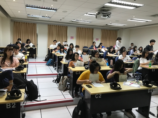 圖片標題:01同學認真聽講