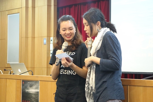 圖片標題:06國際志工培訓師李維倫與主持人看著同學的提問單