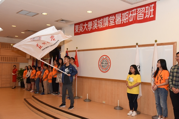 圖片標題:03 旗手揮舞校旗