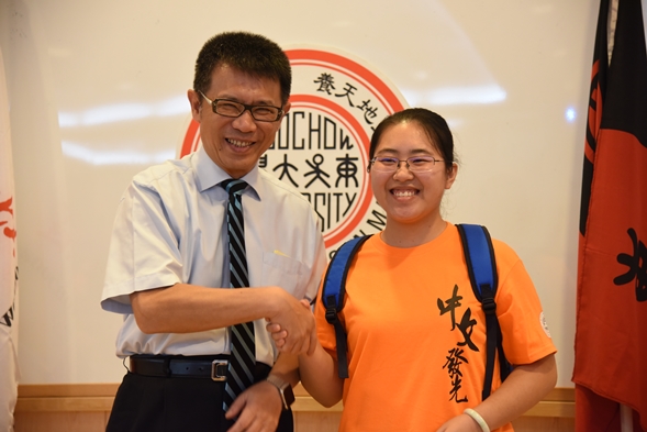 圖片標題:05 學員上台領取背包