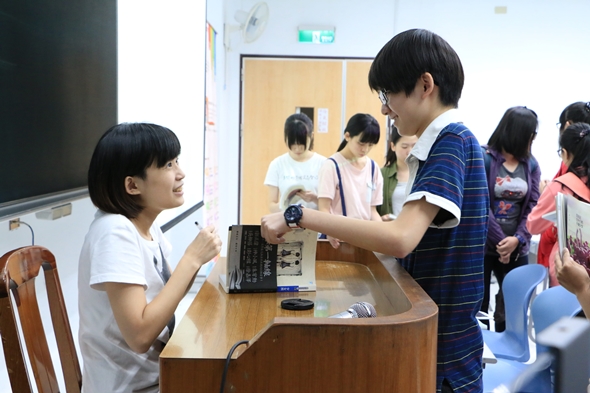 圖片標題:圖六： 同學們排隊請講師簽書