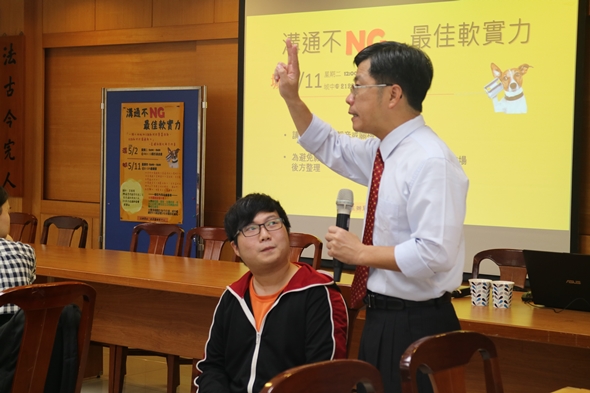 圖片標題:04 李勝隆與現場學生互動