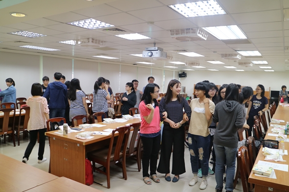 圖片標題:05 同學認真參與互動遊戲