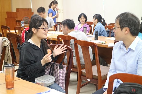 圖片標題:07 同學認真進行遊戲向隔壁夥伴介紹水果