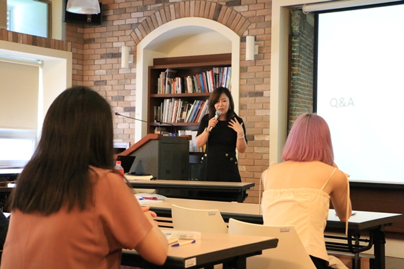 圖片標題:圖二： 英文系校友丁佳詩