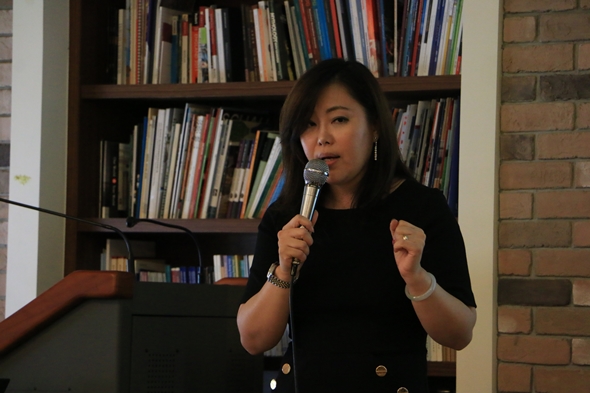 圖片標題:圖一：英文系校友丁佳詩