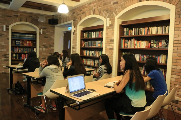 圖片標題:圖五： 同學們專心聽講