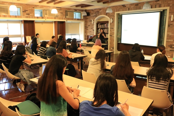 圖片標題:圖四： 同學們專心聽講