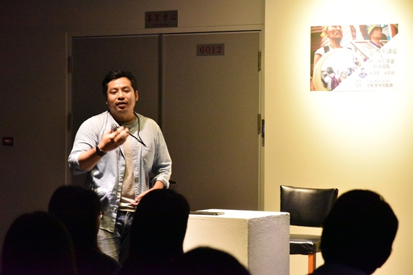 圖片標題:2.李昆翰講師認真分享攝影故事