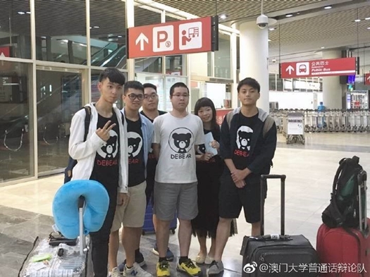 圖片標題:01 遠征隊身著隊服，抵達澳門機場蓄勢待發。