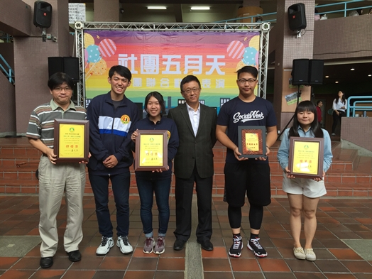 圖片標題:03 表揚基層文化服務團、音樂劇表演社榮獲全國檔案評鑑特優、優等；親善民族爵士舞團榮獲年度最佳特色社團；學生會榮獲全學評學權傑出獎。