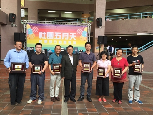 圖片標題:01 5月18日邀請董副校長頒贈感謝獎牌服務滿5年、10年、15年的老師，感謝這些老師長期對社團的協助